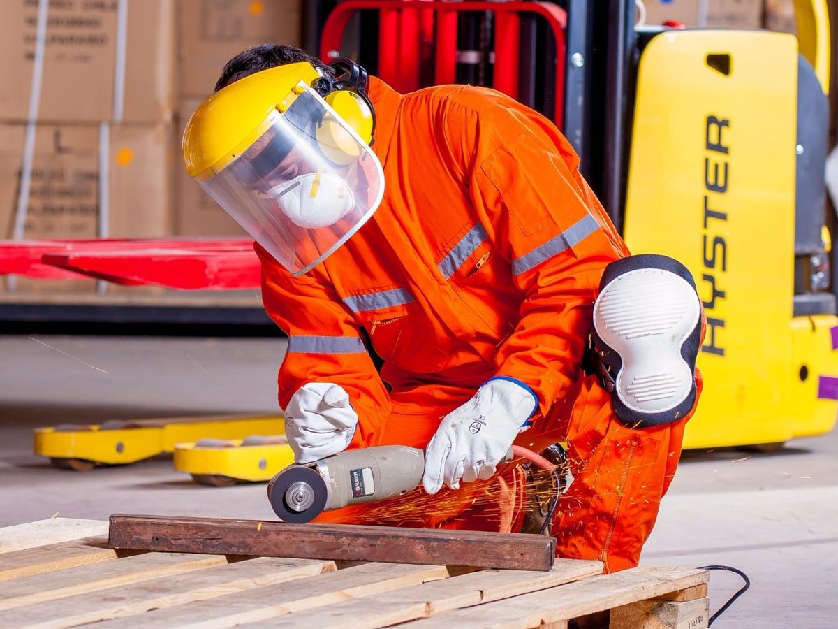 Detalle de acabado de muebles metálicos